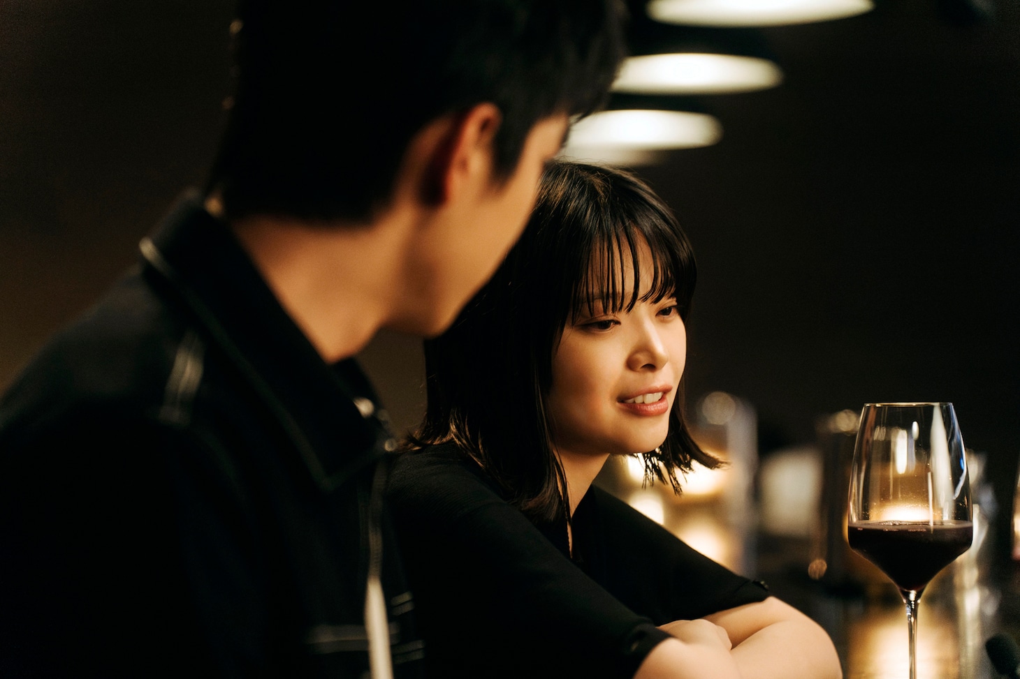 映画「シンシン アンド ザ マウス／SINSIN AND THE MOUSE」新場面写真。ツェン・ジンホア（曾敬驊）演じるシンシン（左）、岸井ゆきの演じるちづみ（右）