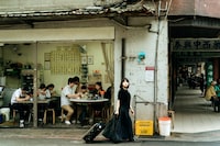 映画「シンシン アンド ザ マウス／SINSIN AND THE MOUSE」新場面写真。台湾の町を歩くちづみ（演：岸井ゆきの）