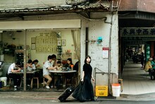 映画「シンシン アンド ザ マウス／SINSIN AND THE MOUSE」新場面写真。台湾の町を歩くちづみ（演：岸井ゆきの）
