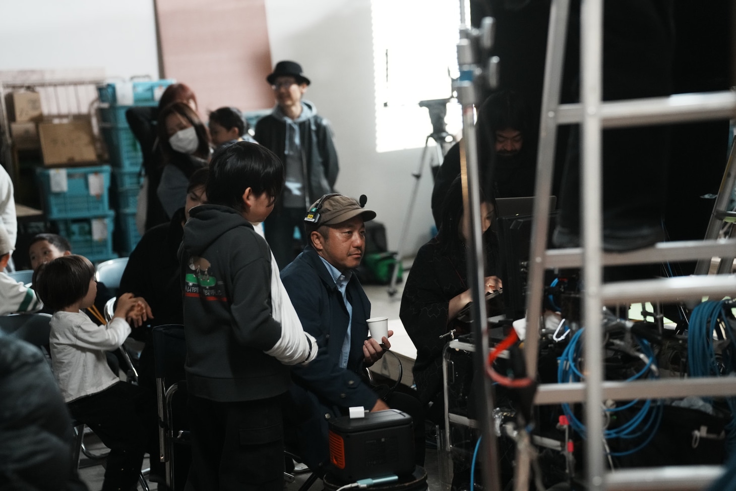 「BYE BYE LOVE 探偵はBARにいる」“ファミリーデイ”イベントにて、参加者の少年とモニタをじっくり見る白石和彌