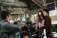 「BYE BYE LOVE 探偵はBARにいる」の“ファミリーデイ”イベントにて、参加者の女の子を抱き上げる大泉洋