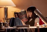 「ヴェリティ／真実」場面写真。ダコタ・ジョンソン演じるローウェン・アシュリー