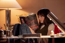 「ヴェリティ／真実」場面写真。ダコタ・ジョンソン演じるローウェン・アシュリー