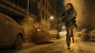 映画「バイオハザード」場面写真。オースティン・エイブラムス演じるブライアンは壮絶なサバイバルを余儀なくされる