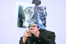 時代劇映画「腹をくくって」の企画発表記者会見にて、台本を読む木村大作