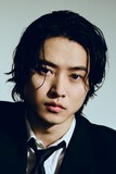 時代劇映画「腹をくくって」で主演を務める山﨑賢人。木村大作は彼について「素の姿を見たときに、いいなあと思った。純真で純朴でナイーブで。ある角度から見ると、男の色気も漂う」と語った