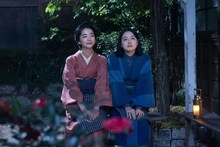 連続テレビ小説「風、薫る」より、左から見上愛演じる一ノ瀬りん、上坂樹里演じる大家直美
