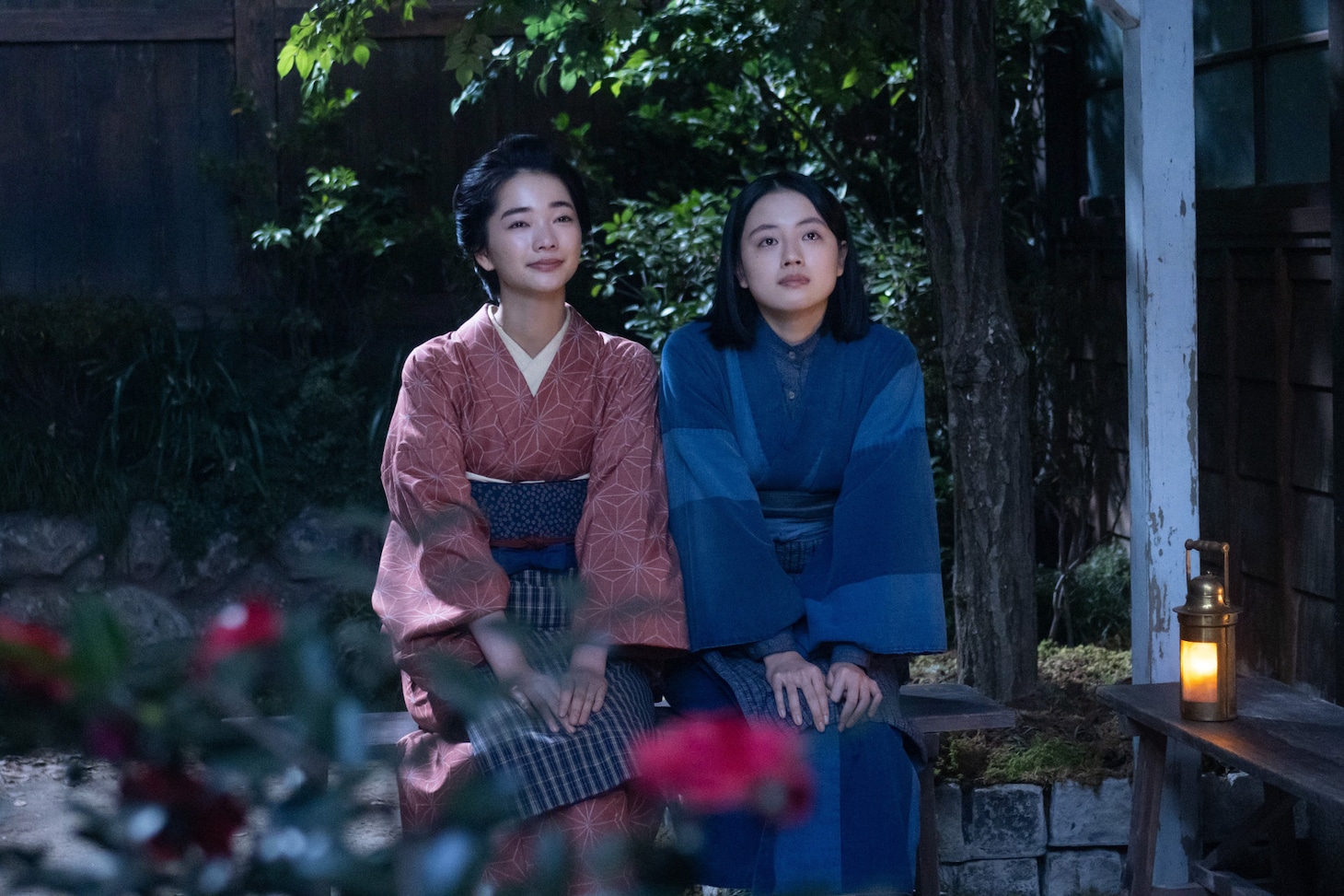 連続テレビ小説「風、薫る」より、左から見上愛演じる一ノ瀬りん、上坂樹里演じる大家直美
