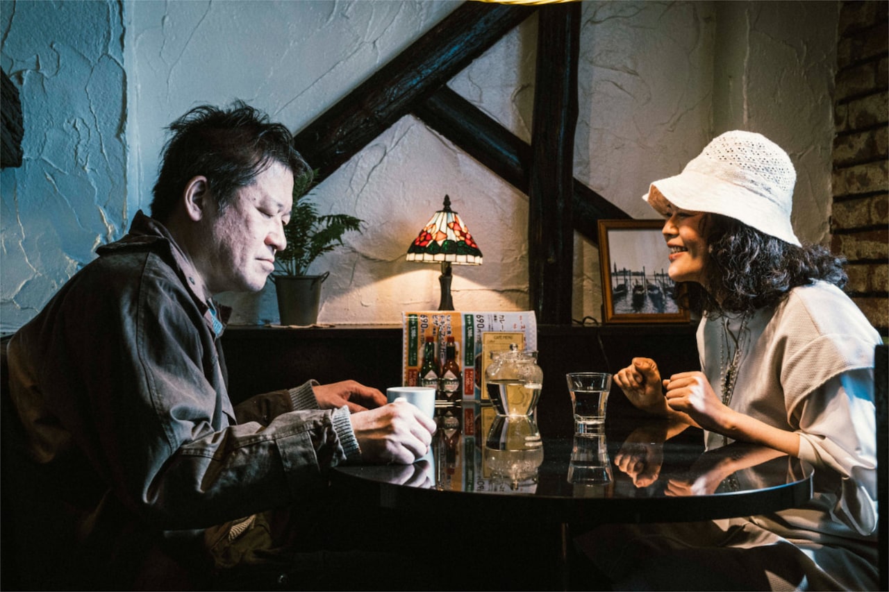 映画「名無し」場面写真。佐藤二朗演じる“名無し”（左）