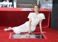 “ハリウッド殿堂入り”を果たしたエミリー・ブラント。自身の名を刻んだ星デザインのプレートが、ハリウッド大通りに埋め込まれた