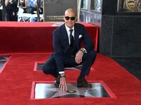 “ハリウッド殿堂入り”を果たしたスタンリー・トゥッチ。自身の名を刻んだ星デザインのプレートが、ハリウッド大通りに埋め込まれた