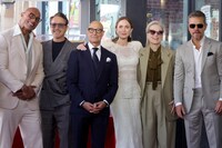 スタンリー・トゥッチ（中央左）とエミリー・ブラント（中央右）の“ハリウッド殿堂入り”を記念したセレモニーにて。マット・デイモン（右端）、ロバート・ダウニー・Jr.（左から2番目）、ドウェイン・ジョンソン（左端）、メリル・ストリープ（右から2番目）らが祝福のため訪れた