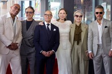 スタンリー・トゥッチ（中央左）とエミリー・ブラント（中央右）の“ハリウッド殿堂入り”を記念したセレモニーにて。マット・デイモン（右端）、ロバート・ダウニー・Jr.（左から2番目）、ドウェイン・ジョンソン（左端）、メリル・ストリープ（右から2番目）らが祝福のため訪れた