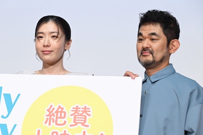 左から呉城久美、芹澤興人