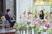 「インタビュアー林修」より、MCの林修（左）とゲストの有村架純（右）