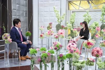 「インタビュアー林修」より、MCの林修（左）とゲストの有村架純（右）