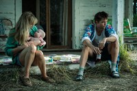 映画「DIE MY LOVE／ダイ・マイ・ラブ」場面写真より、左からジェニファー・ローレンス演じるグレース、ロバート・パティンソン演じるジャクソン