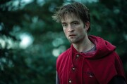 映画「DIE MY LOVE／ダイ・マイ・ラブ」場面写真より、ロバート・パティンソン演じるジャクソン