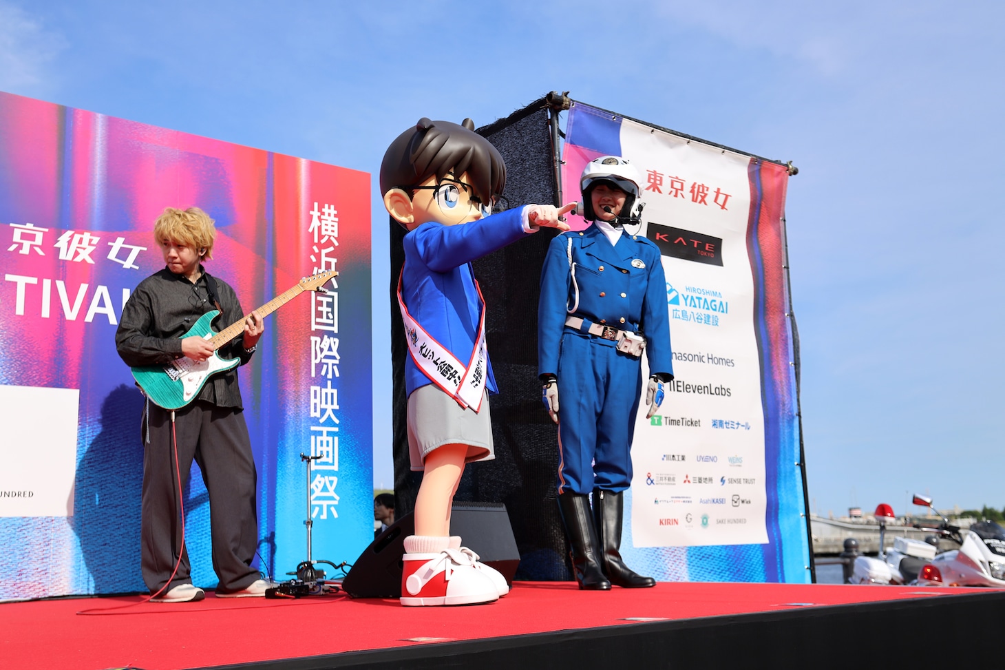 第4回横浜国際映画祭レッドカーペットイベントの様子。江戸川コナン（中央）とエンドロールに登場した白バイ隊員本人（中央右）
