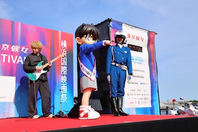 第4回横浜国際映画祭レッドカーペットイベントの様子。江戸川コナン（中央）とエンドロールに登場した白バイ隊員本人（中央右）