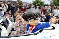 横浜開港記念みなと祭の第74回ザよこはまパレード（国際仮装行列）に参加した畑芽育（左）と江戸川コナン（右）