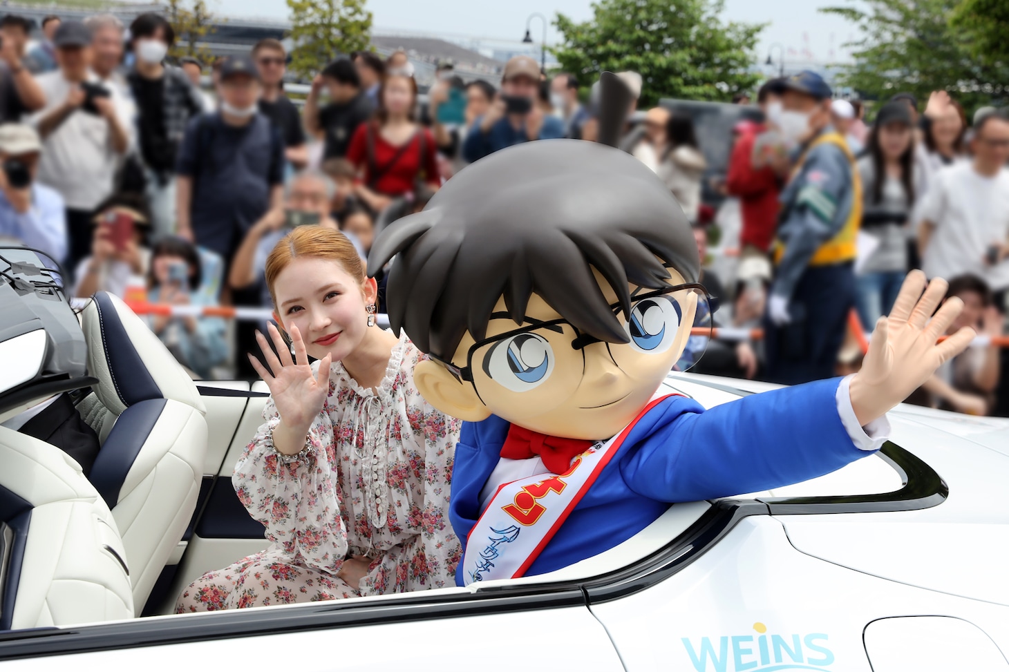 横浜開港記念みなと祭の第74回ザよこはまパレード（国際仮装行列）に参加した畑芽育（左）と江戸川コナン（右）