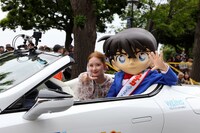 横浜開港記念みなと祭の第74回ザよこはまパレード（国際仮装行列）に参加した畑芽育（左）と江戸川コナン（右）