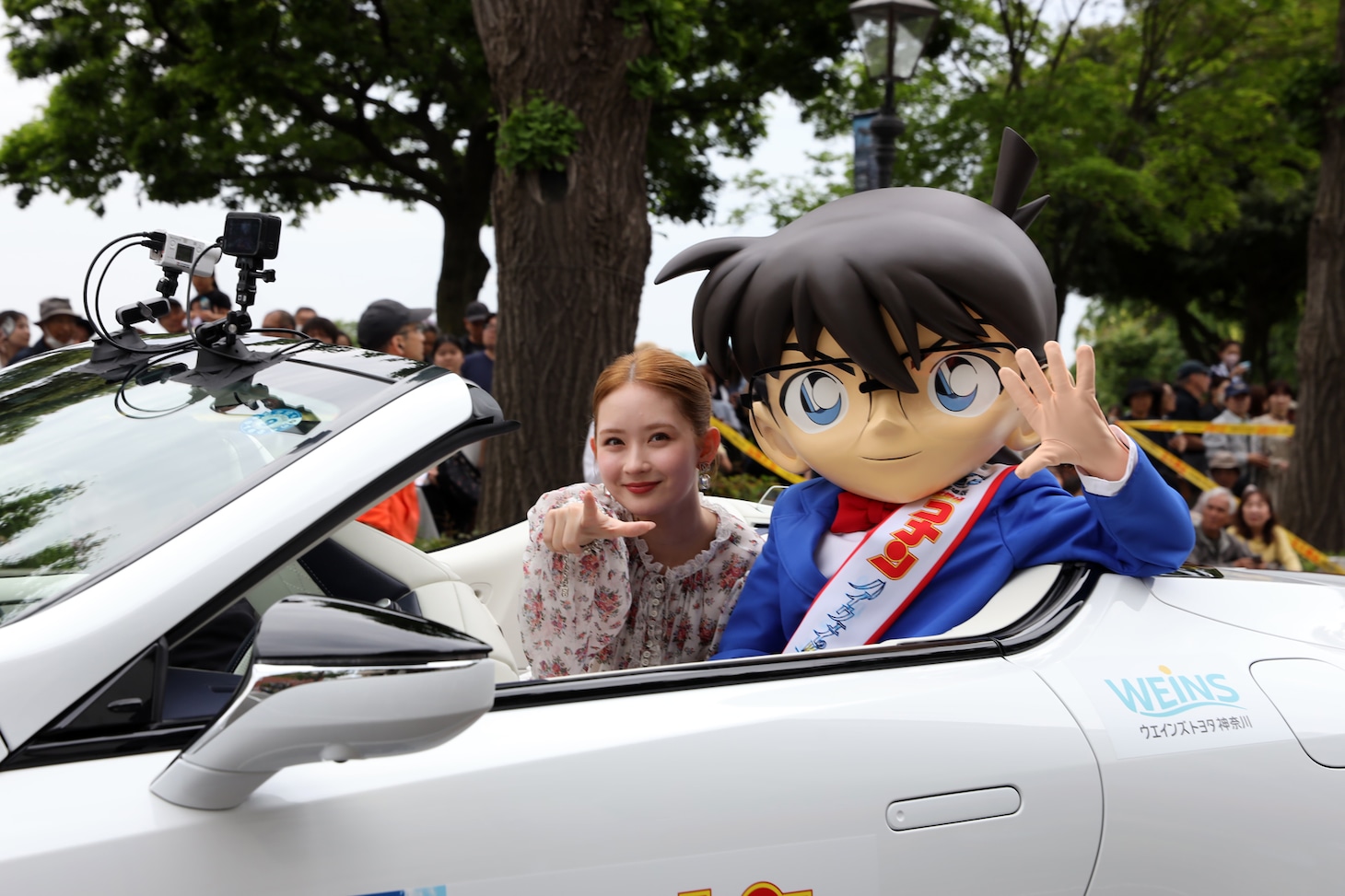 横浜開港記念みなと祭の第74回ザよこはまパレード（国際仮装行列）に参加した畑芽育（左）と江戸川コナン（右）