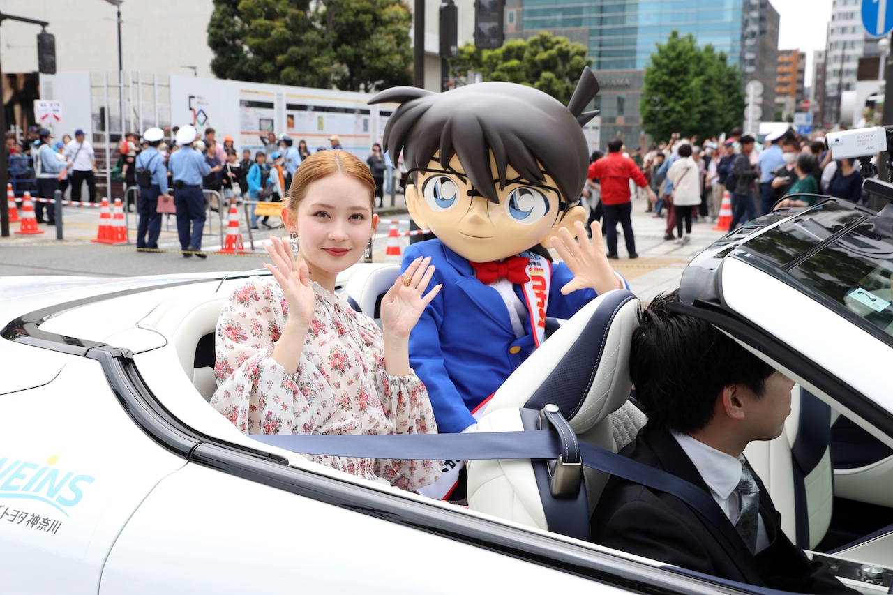 横浜開港記念みなと祭の第74回ザよこはまパレード（国際仮装行列）に参加した畑芽育（左）と江戸川コナン（右）