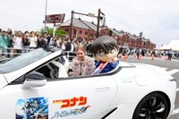 横浜開港記念みなと祭の第74回ザよこはまパレード（国際仮装行列）に参加した畑芽育（左）と江戸川コナン（右）