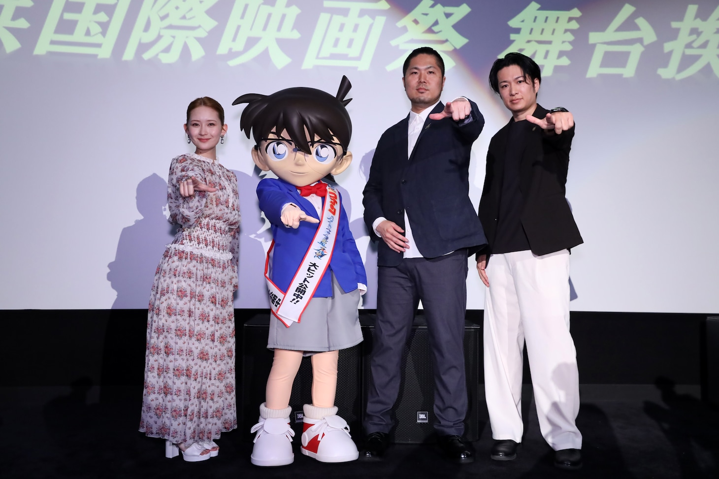 劇場版「名探偵コナン ハイウェイの堕天使」舞台挨拶の様子。左から畑芽育、江戸川コナン、蓮井隆弘、吉田剛志