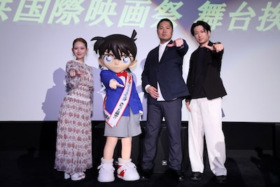 劇場版「名探偵コナン ハイウェイの堕天使」舞台挨拶の様子。左から畑芽育、江戸川コナン、蓮井隆弘、吉田剛志