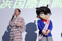 劇場版「名探偵コナン ハイウェイの堕天使」の舞台挨拶に登壇した畑芽育（左）と江戸川コナン（右）