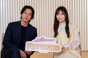 山下智久（左）と福原遥（右）がファミリーマート店舗内で放映される番組「10（テン）セカンズキーワード」に登場。映画「正直不動産」をアピールする