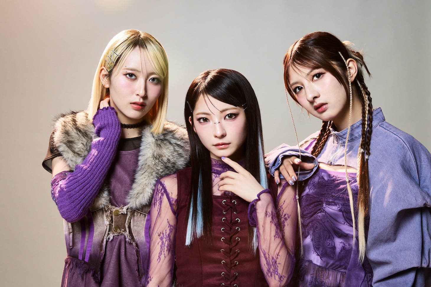 ≠ME主演ドラマ「ヤンキー激戦区の四天王がアイドルグループに転生したら？」より、Cry×Panのメンバー。左から≠MEの川中子奈月心、永田詩央里、河口夏音