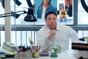 ≠ME主演ドラマ「ヤンキー激戦区の四天王がアイドルグループに転生したら？」より、塚地武雅演じるきゅん爆♡FOUR PRINCESSのマネージャー豆田潤。