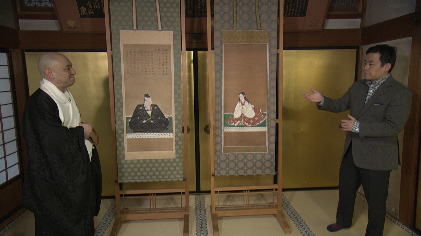 歴史探偵「豊臣兄弟！コラボ 浅井長政と市」より、浅井長政と市の肖像画をリポートする様子