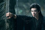 「大夢帰離～明かせぬ想い、宿命の朱～」にはPENTAGONのメンバー・イェナン（閆桉）も出演。彼は中国ドラマ「逐玉: 翡翠の君」で知られるティエン・シーウェイ（田曦薇）との共演作「嫁金钗」の公開を控えている