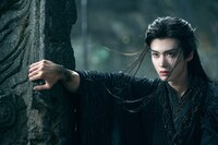 「大夢帰離～明かせぬ想い、宿命の朱～」にはPENTAGONのメンバー・イェナン（閆桉）も出演。彼は中国ドラマ「逐玉: 翡翠の君」で知られるティエン・シーウェイ（田曦薇）との共演作「嫁金钗」の公開を控えている