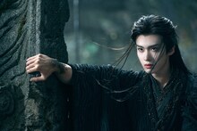「大夢帰離～明かせぬ想い、宿命の朱～」にはPENTAGONのメンバー・イェナン（閆桉）も出演。彼は中国ドラマ「逐玉: 翡翠の君」で知られるティエン・シーウェイ（田曦薇）との共演作「嫁金钗」の公開を控えている