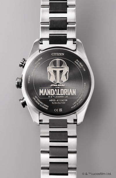 「ATTESA STAR WARS The Mandalorian Beskar Model」の裏ぶた。アーマーヘルメットの刻印が施されている