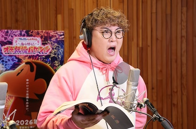 「映画クレヨンしんちゃん 奇々怪々！オラの妖怪バケ～ション」のアフレコに臨む中谷（マユリカ）