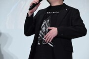 岡本基は「レッドピラミッドシング（三角頭）」のTシャツを着用