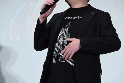 岡本基は「レッドピラミッドシング（三角頭）」のTシャツを着用