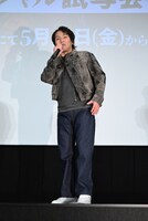ジェイムスに限りなく寄せた衣装で登場した狩野英孝