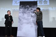「クイズに全問正解できなければ、フォトセッション時にはパネルの裏に行っていただきます」と告げられ笑う狩野英孝（右）