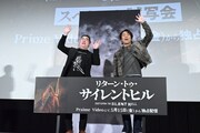 左から岡本基、狩野英孝