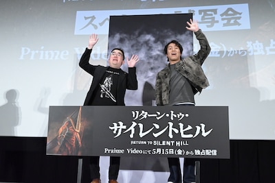 左から岡本基、狩野英孝