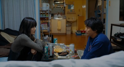 Netflixシリーズ「ソウルメイト」のEP4「砂上の2人」場面写真