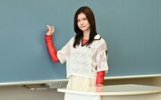 ドラマ「GTO」で古典教師の柏原実央を演じる生見愛瑠。鬼塚英吉（演：反町隆史）が担任を務めるクラスの副担任に